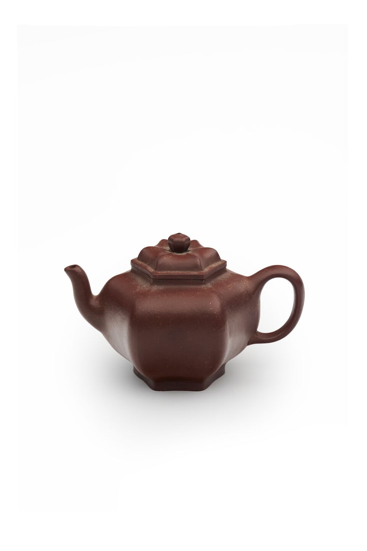 A YIXING HEXAGONAL TEA POT Seal marks of Wu Yunjian (Late Qing), 20th century: A YIXING HEXAGONAL TEA POT Seal marks of Wu Yunjian (Late Qing), 20th century 16.5cm long Footnotes: 二十世紀