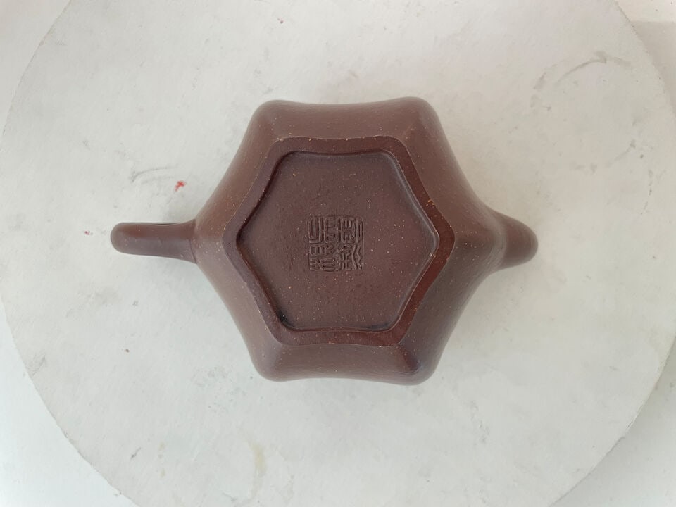 A YIXING HEXAGONAL TEA POT Seal marks of Wu Yunjian (Late Qing), 20th century - 2