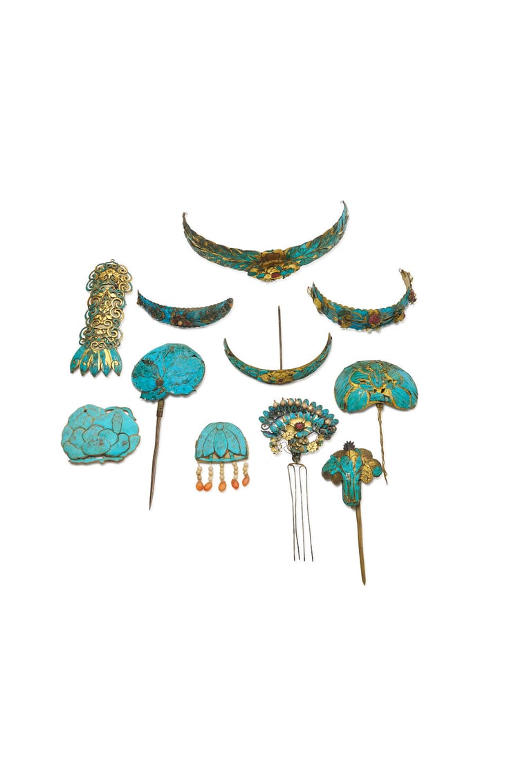 11 KINGFISHER HAIR PINS AND ORNAMENTS 19th century (11): 11 KINGFISHER HAIR PINS AND ORNAMENTS 19th century Varying sizes from 6.0cm long to 17.5cm wide (11). Footnotes: 十九世紀