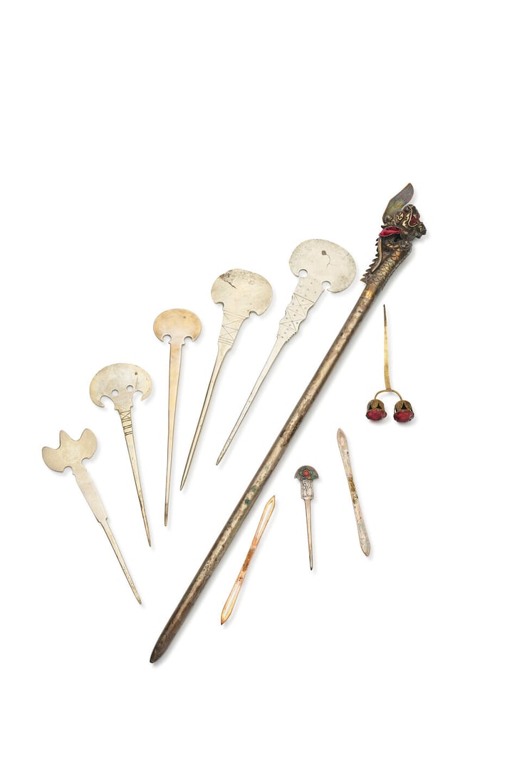 10 SILVER HAIR PINS Late Qing dynasty (10): 10 SILVER HAIR PINS Late Qing dynasty Varying sizes from 7.0cm to 38.0cm long (10). Footnotes: 晚清 銀髮簪十件 For further information on this lot please