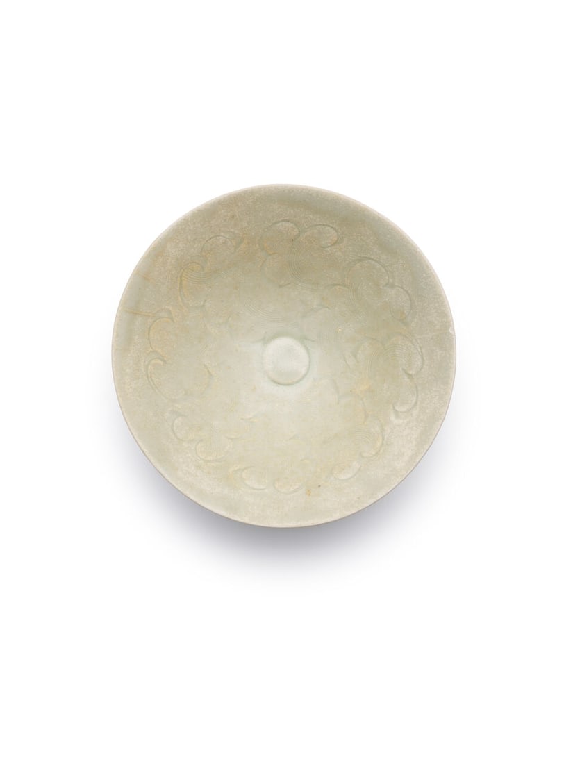 A QINGBAI COMBED BOWL 12th/13th century: A QINGBAI COMBED BOWL 12th/13th century inscribed with ink to the base, 17.0cm diam. Footnotes: Provenance: David Ho, Sydney (label) 十二至十三世紀 青&#