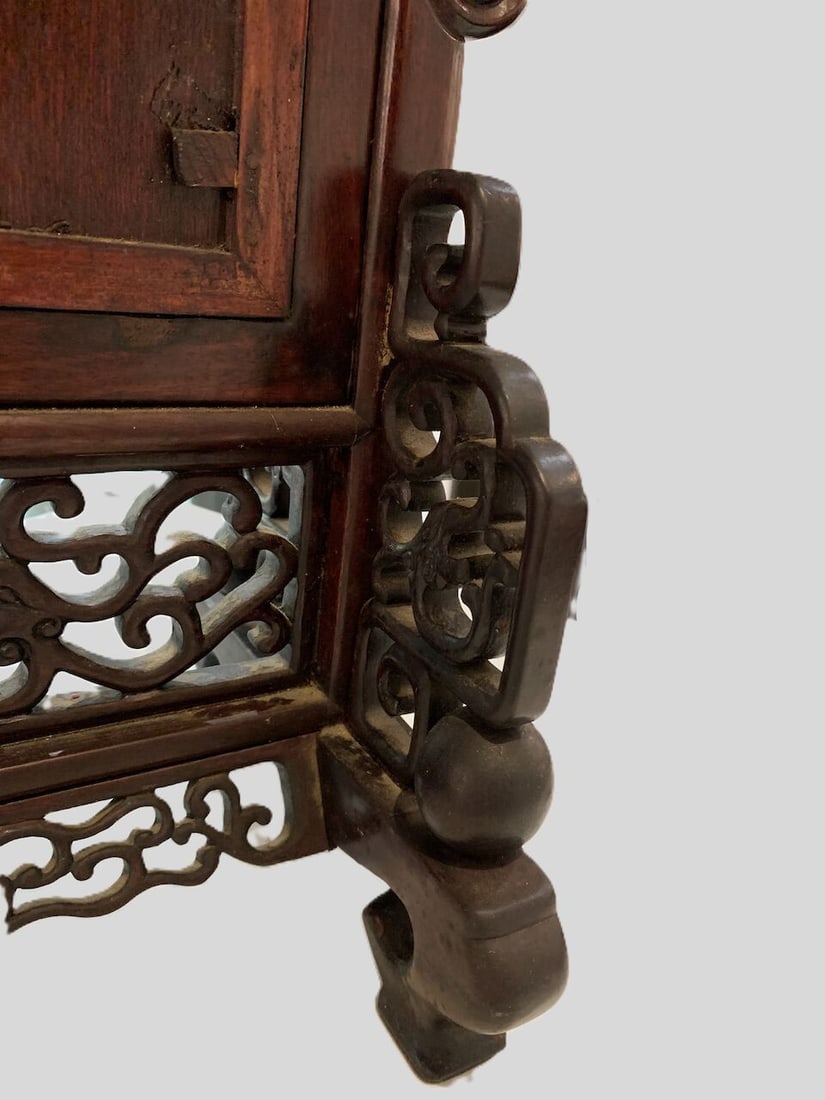 A TABLE SCREEN WITH FAMILLE ROSE ENAMELLED CERAMIC 'OPERA' PLAQUE Daoguang Period - 2