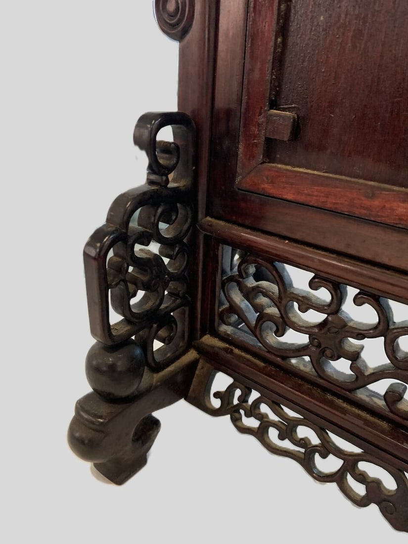 A TABLE SCREEN WITH FAMILLE ROSE ENAMELLED CERAMIC 'OPERA' PLAQUE Daoguang Period - 3