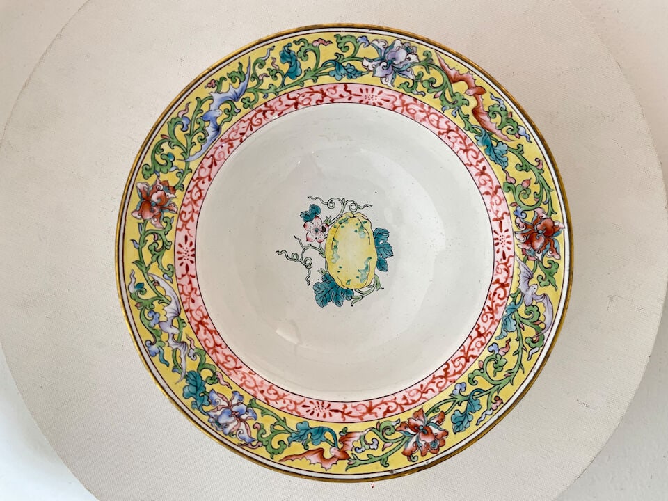 A PAIR OF PAINTED-ENAMEL TAPERED BOWLS Canton, Late Qing/Republic (2) - 3