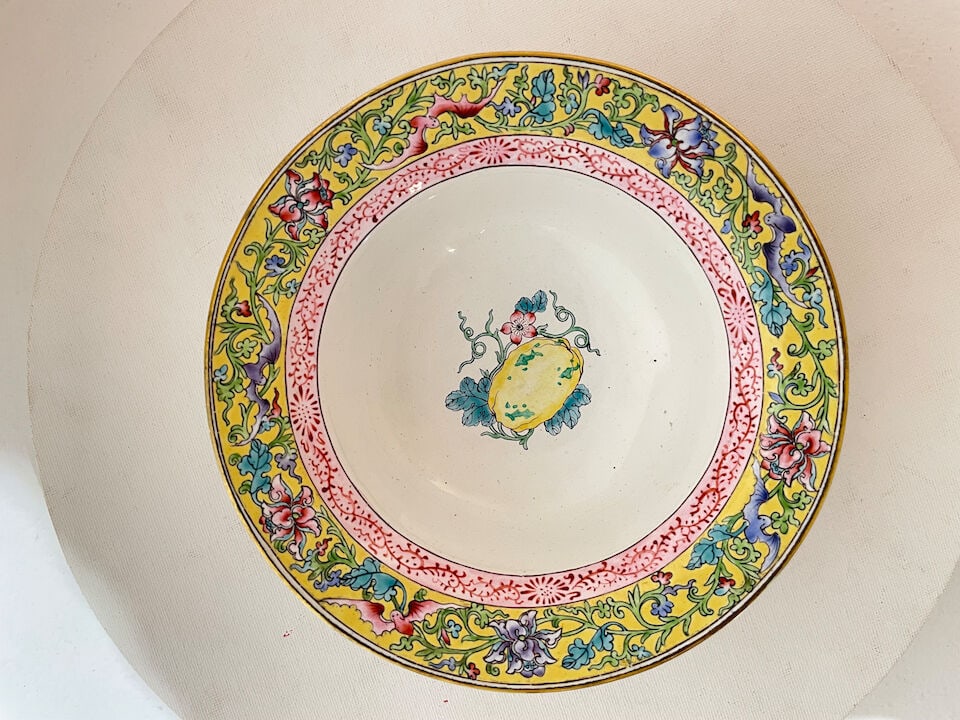 A PAIR OF PAINTED-ENAMEL TAPERED BOWLS Canton, Late Qing/Republic (2) - 5