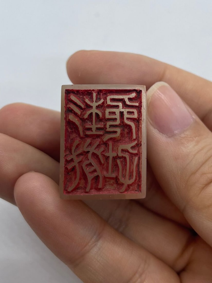 A WHITE JADE 'FOO DOG' SEAL 19th/20th century - 2