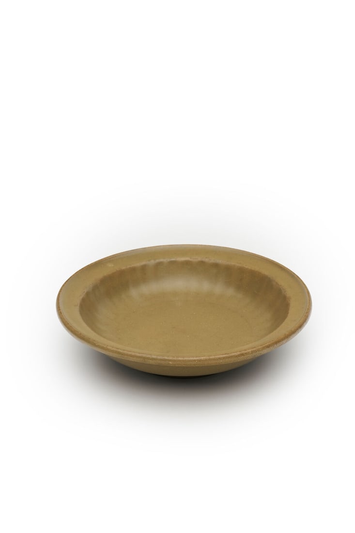 A LONGQUAN CELADON PLATE 15th/16th century: A LONGQUAN CELADON PLATE 15th/16th century 21.0cm diam. Footnotes: 明十五/十六世紀 龍泉青釉盤 For further information on this