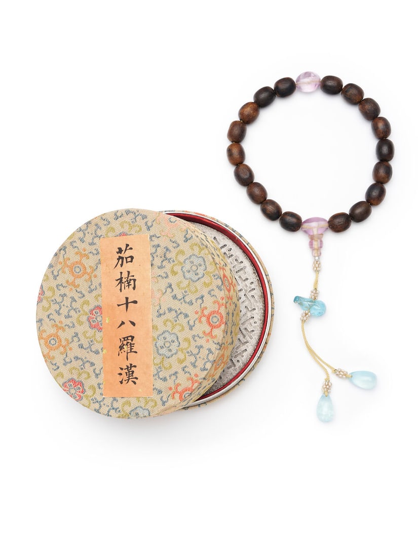 AN ALOESWOOD BEADED BRACELET 20th century: AN ALOESWOOD BEADED BRACELET 20th century rose quartz separators and aquamarine pendants, lined metal box, each bead approx. 1.2cm long, the bracelet fully extended 24.5cm long Footnotes: 二