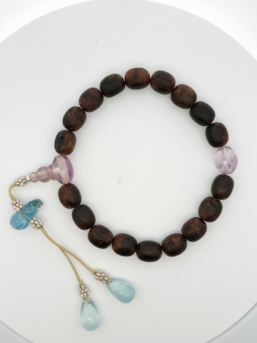 AN ALOESWOOD BEADED BRACELET 20th century - 3