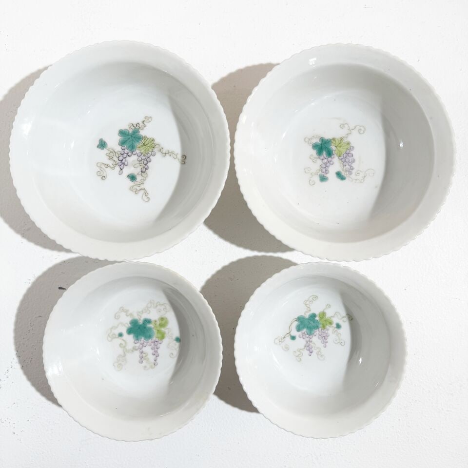 A SUITE OF FOUR ENAMELLED 'FLORAL' BOWLS Guangxu six-character iron-red mark, and of the period (4) - 7