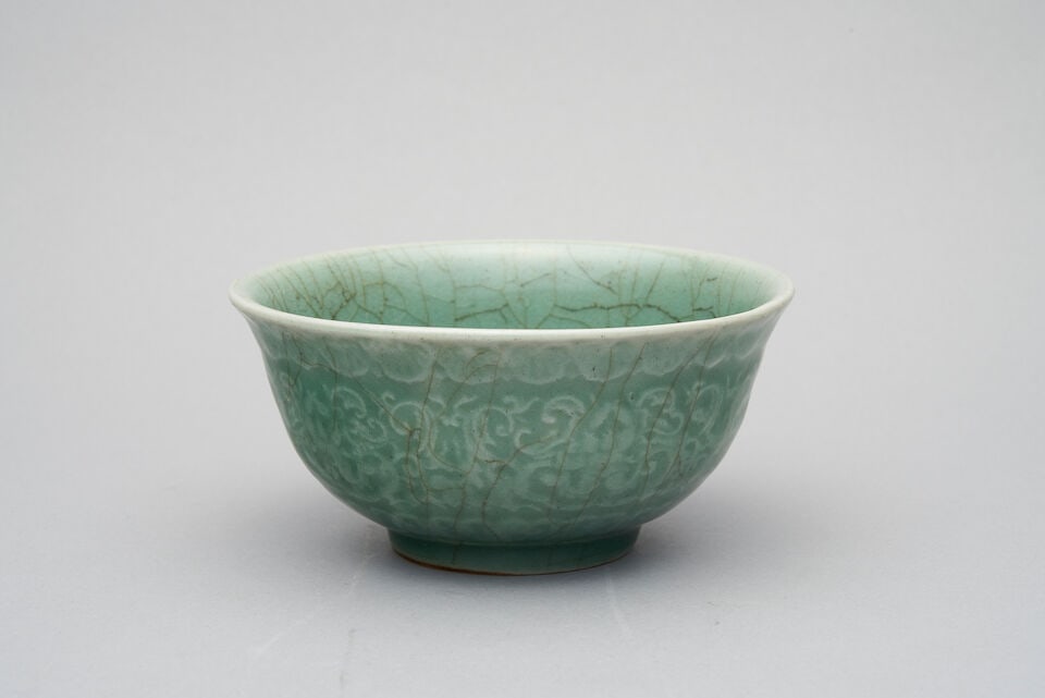 A CELADON GLAZED 'LOTUS' BOWL Late Qing to Republic period: A CELADON GLAZED 'LOTUS' BOWL Late Qing to Republic period 14.9cm diam., 7.1cm high Footnotes: 晚清至民國 青瓷刻花洋蓮紋碗