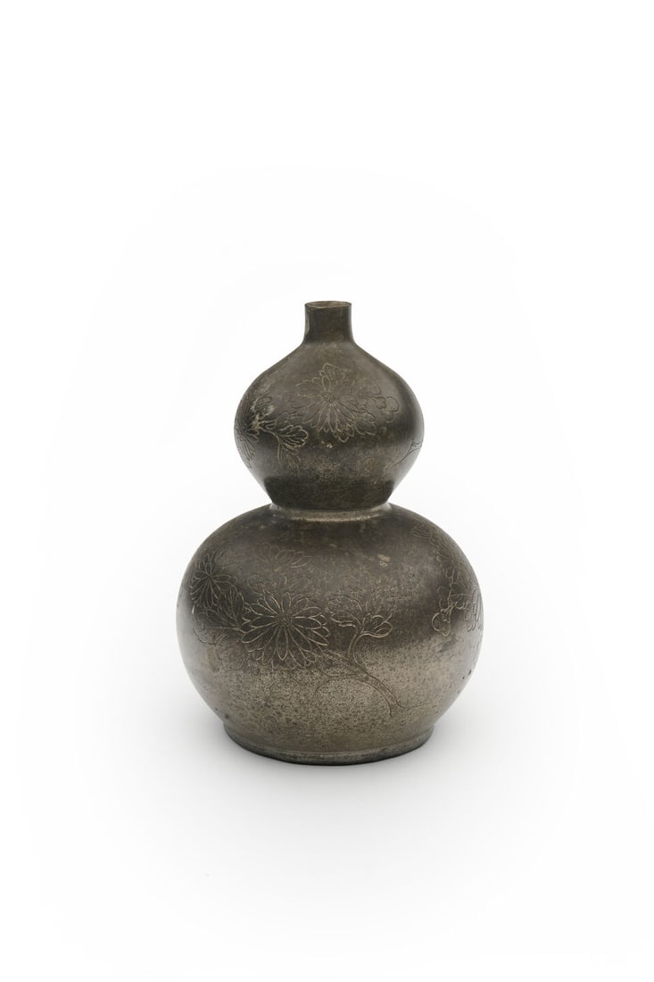 A PEWTER DOUBLE-GOURD 'CHRYSANTHEMUM' BOTTLE Qing Dynasty: A PEWTER DOUBLE-GOURD 'CHRYSANTHEMUM' BOTTLE Qing Dynasty with a fitted box, 15.0cm high Footnotes: Provenance: Ravenel, Hong Kong, 25 May 2014, Spring Auction 2014 Hong Kong, lot 8121 清