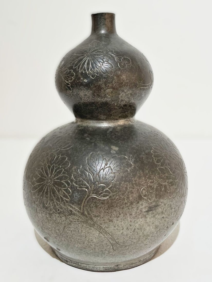 A PEWTER DOUBLE-GOURD 'CHRYSANTHEMUM' BOTTLE Qing Dynasty - 3