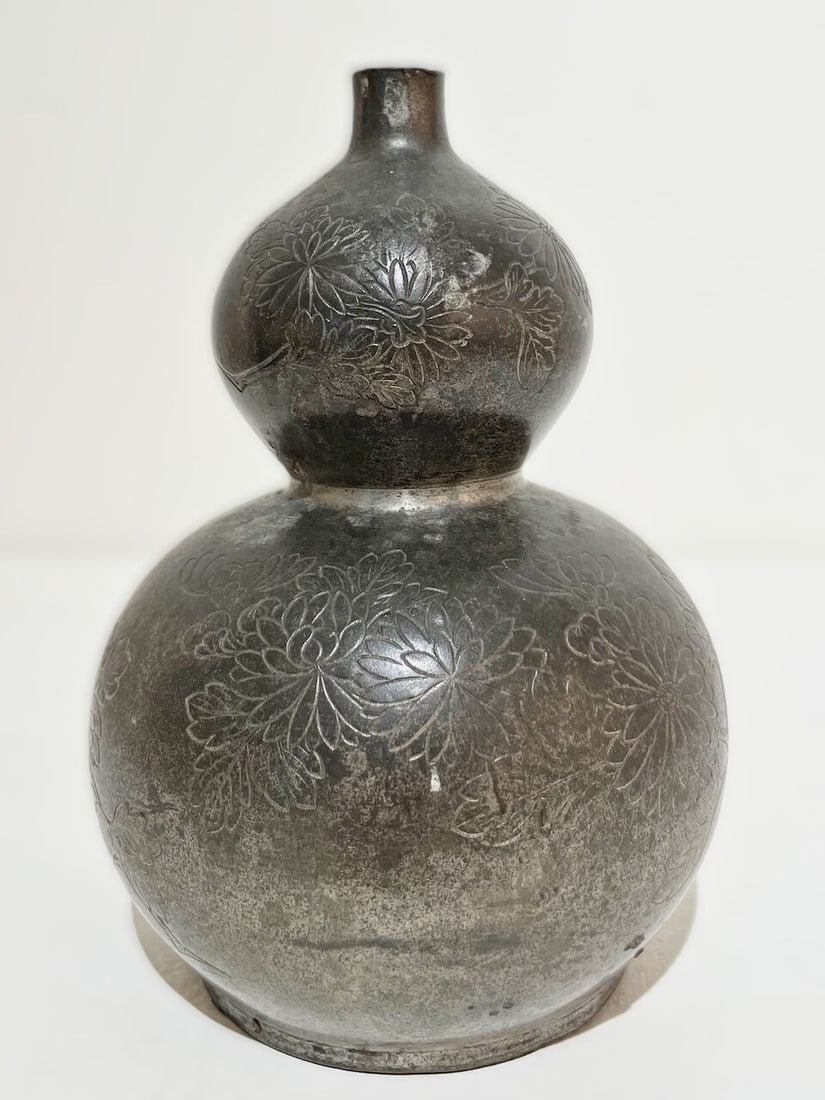 A PEWTER DOUBLE-GOURD 'CHRYSANTHEMUM' BOTTLE Qing Dynasty - 4