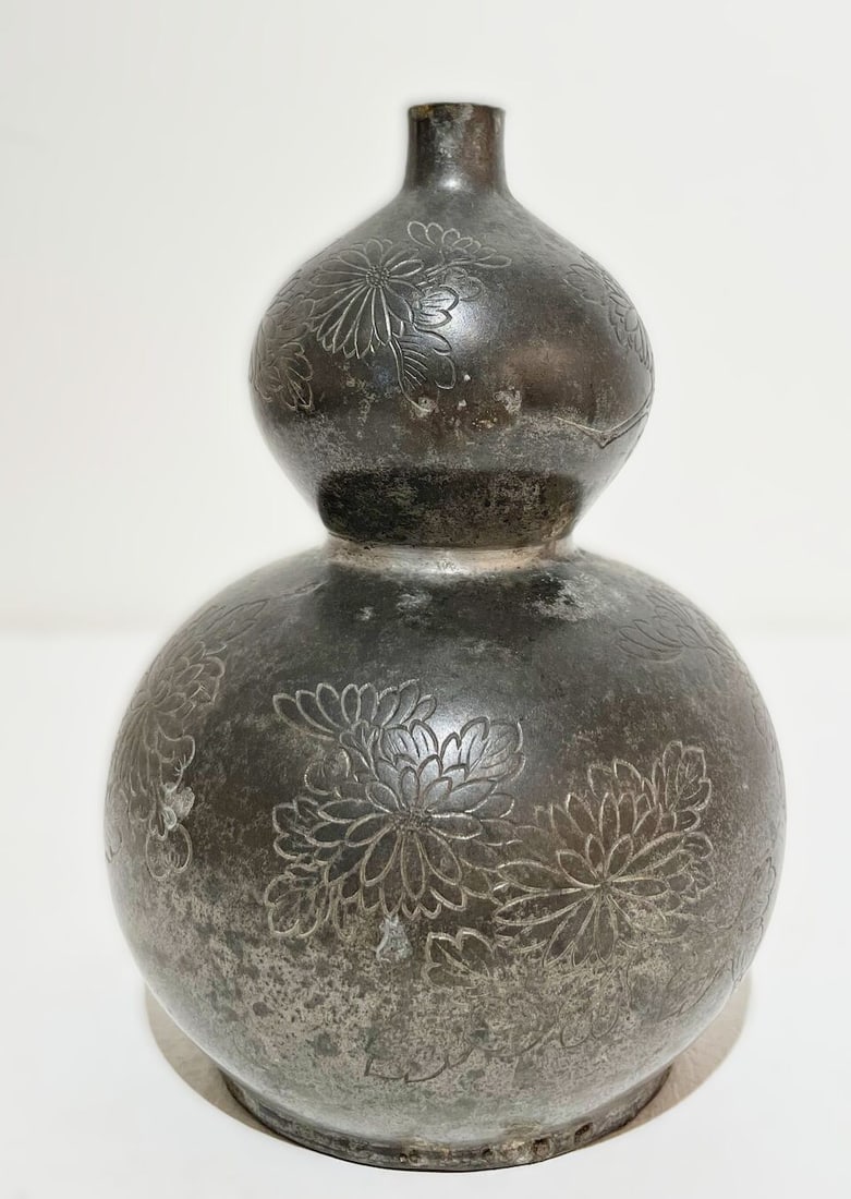 A PEWTER DOUBLE-GOURD 'CHRYSANTHEMUM' BOTTLE Qing Dynasty - 5
