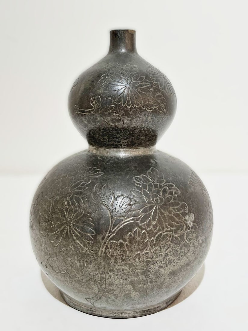 A PEWTER DOUBLE-GOURD 'CHRYSANTHEMUM' BOTTLE Qing Dynasty - 6