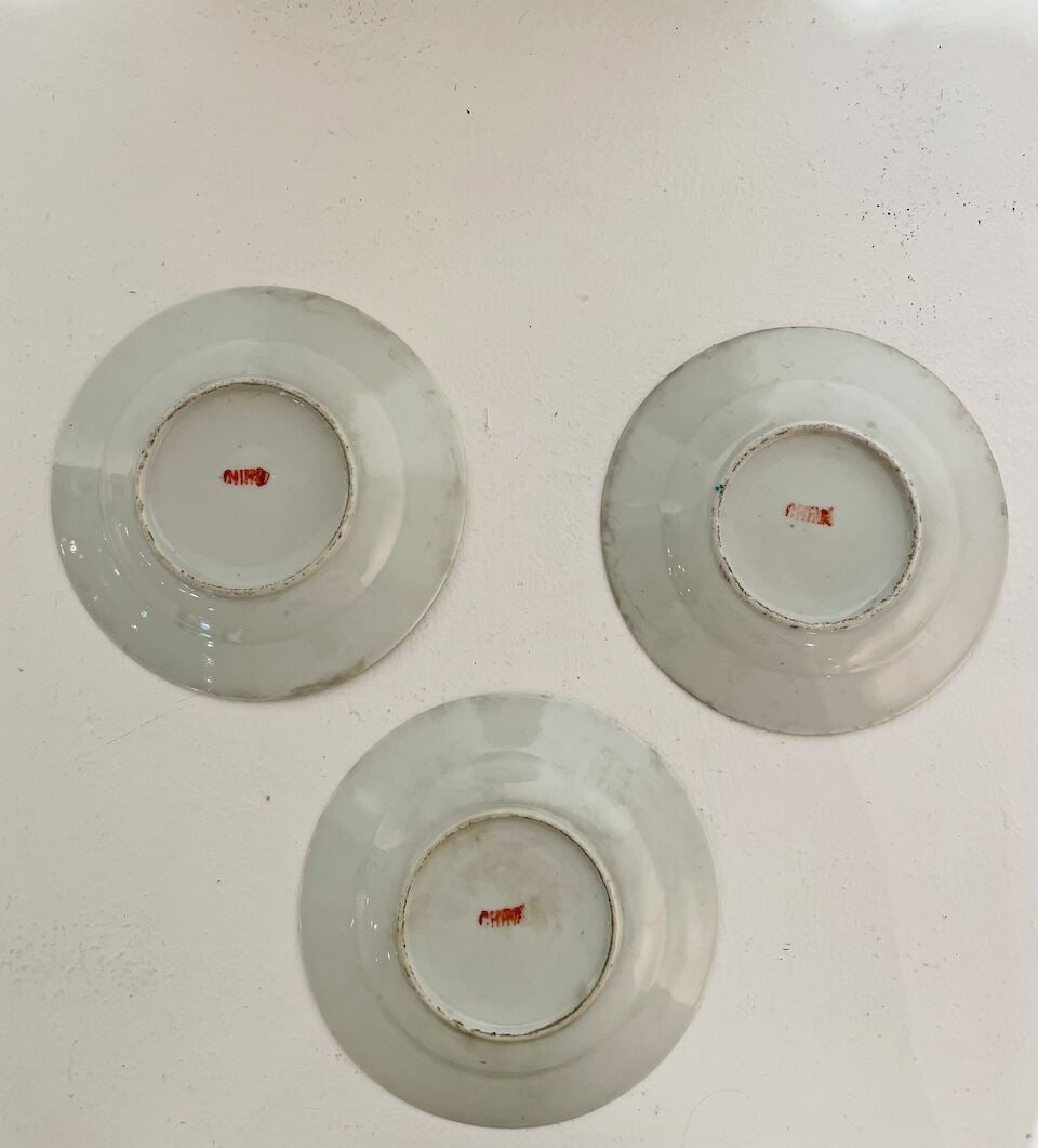 THREE FAMILLE-ROSE 'MILLE FLEUR' SAUCERS 'CHINA' iron red mark, mid 20th century (3) - 2