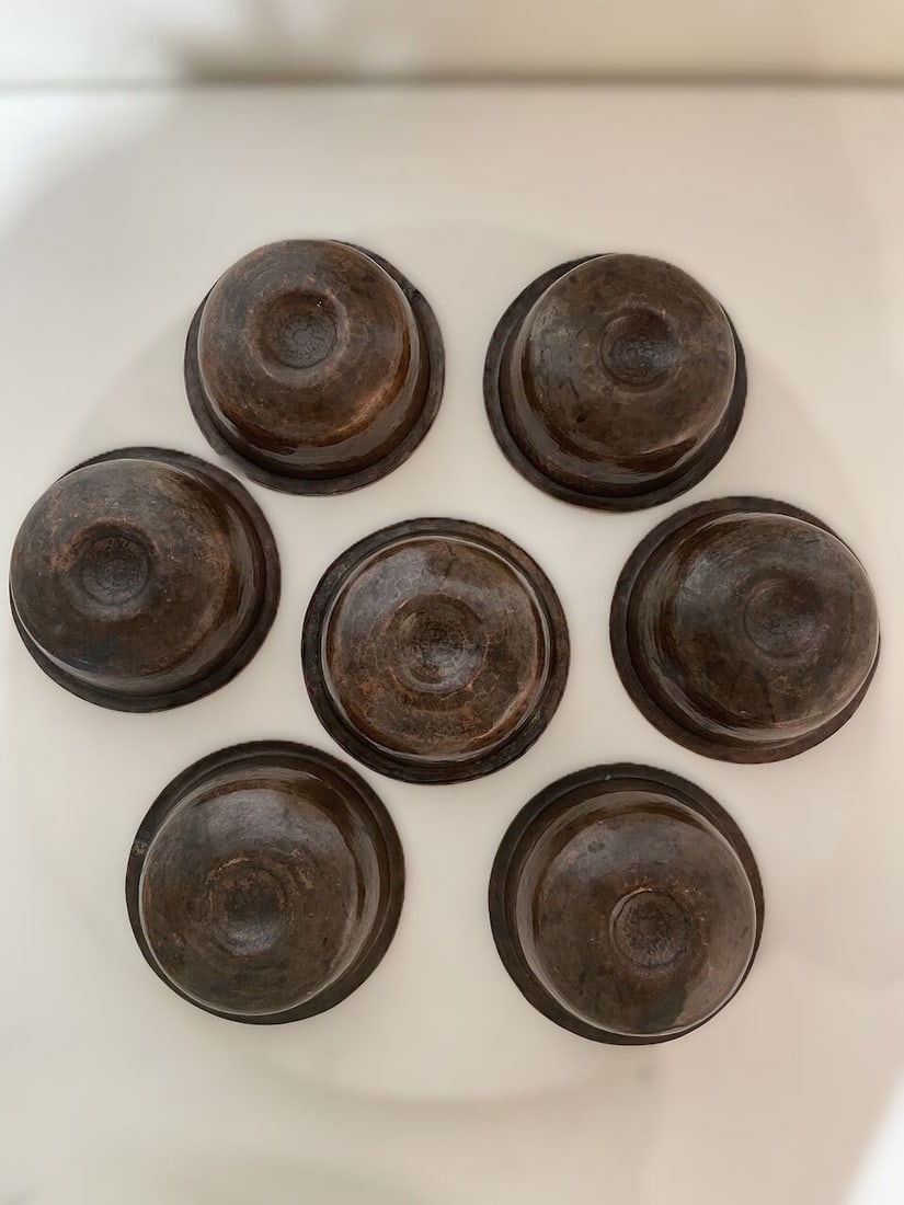 A COMPLETE SET OF SEVEN COPPER ALLOY OFFERING BOWLS Tibet (7) - 2