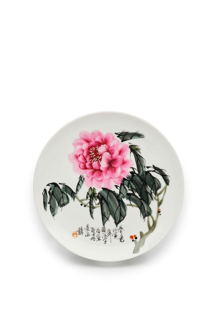 A FINGER-PAINTED 'PEONY' CERAMIC PLATE Signed Lai Dequan, dated by inscription wuyin year, 1998: A FINGER-PAINTED 'PEONY' CERAMIC PLATE Signed Lai Dequan, dated by inscription wuyin year, 1998 21.6cm diam. Footnotes: 賴德全 一九九八年作彩