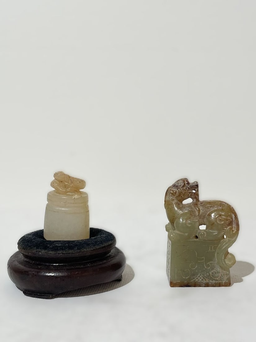 A CELADON JADE 'MOUNTAIN' BRUSH REST, AND TWO SEALS 19th century (3) - 6