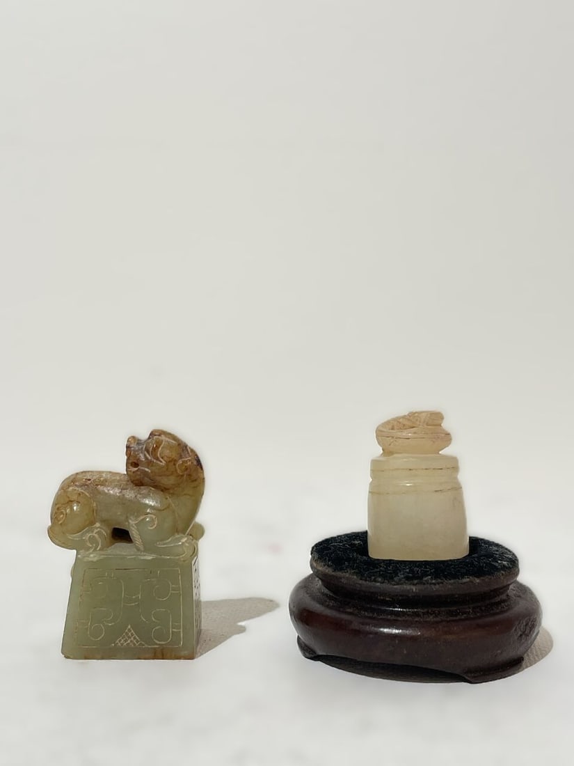 A CELADON JADE 'MOUNTAIN' BRUSH REST, AND TWO SEALS 19th century (3) - 7