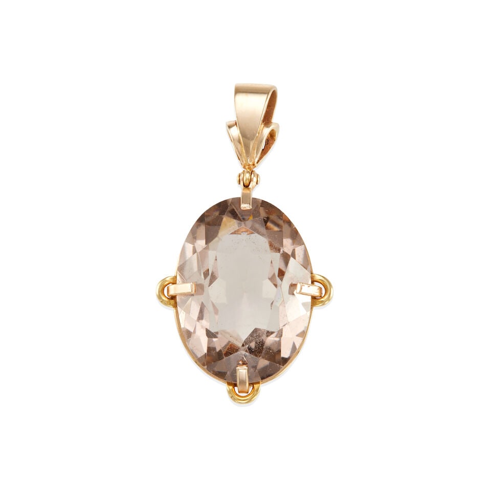 14K GOLD AND SMOKY QUARTZ PENDANT: 14K GOLD AND SMOKY QUARTZ PENDANT • 14k yellow gold • 1 oval smoky quartz weighing approximately 27.40 - 27.50 carats total (25.00 x 17.90 x 11.48 mm) • Dimensions: 1 ¾ in x