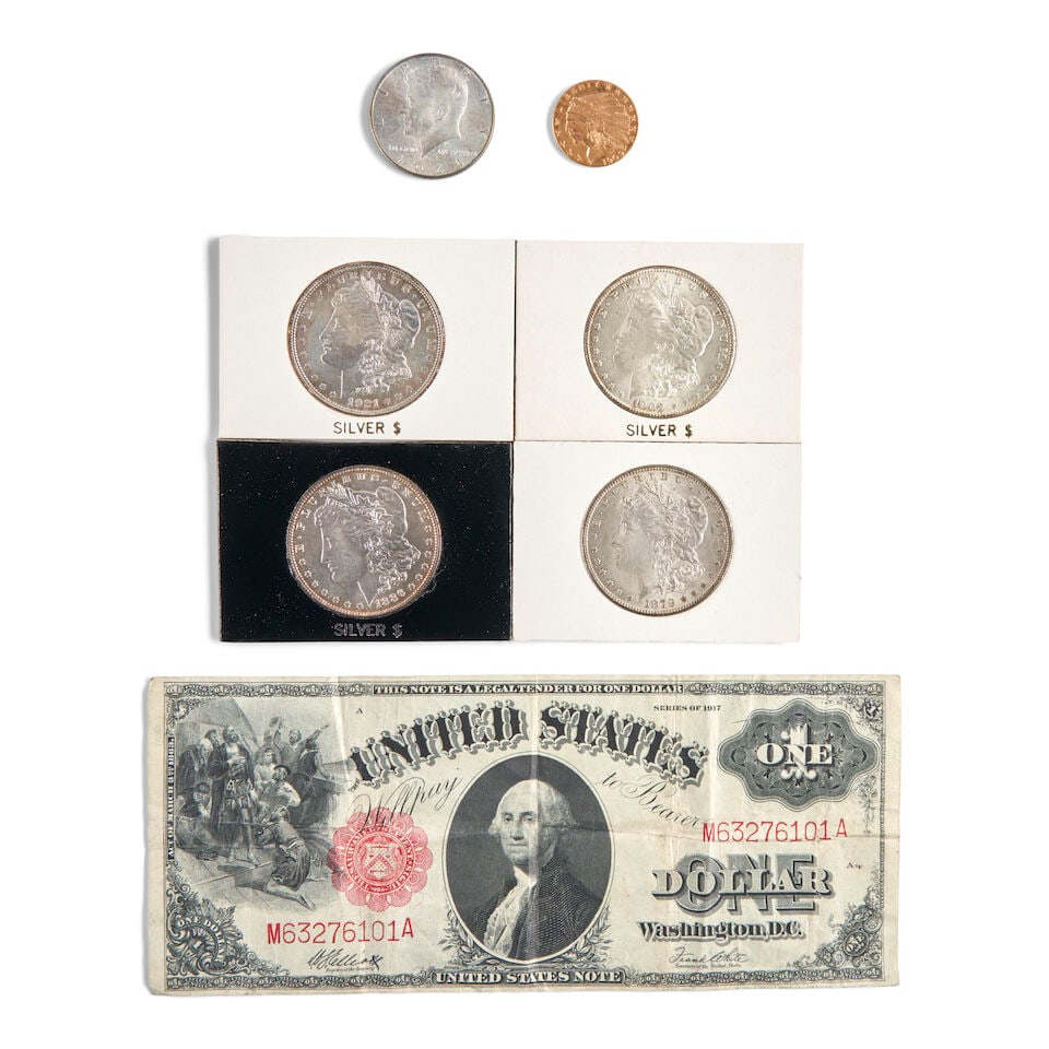 A SMALL GROUP OF UNITED STATES COINS AND CURRENCY. (1 of 2)
