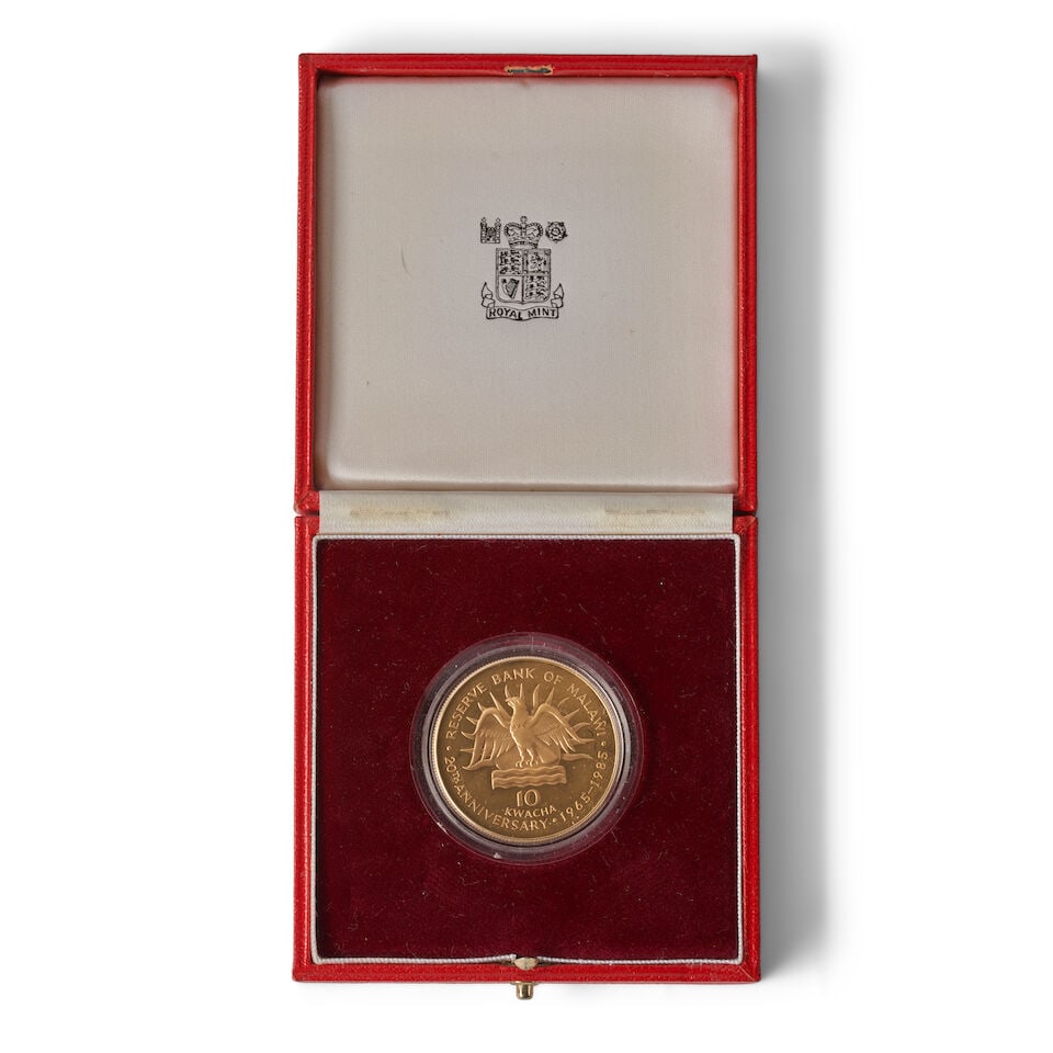 A PROOF MALAWI 20TH ANNIVERSARY OF THE RESERVE BANK OF MALAWI COMMEMORATIVE 10 KWACHA GOLD COIN.: A PROOF MALAWI 20TH ANNIVERSARY OF THE RESERVE BANK OF MALAWI COMMEMORATIVE 10 KWACHA GOLD COIN. In original presentation case with paper (AGW 1.4016 oz.). Ungraded. Footnotes: Note Mintage limited
