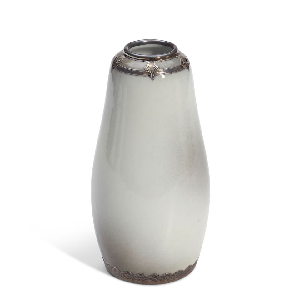 An Enameled Porcelain Vase with Swan Motif, Japan, 19th/20th century, - 2