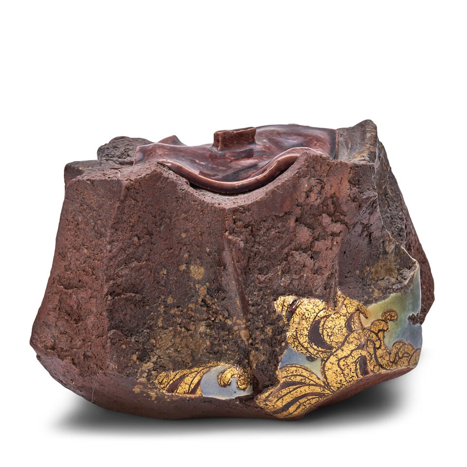 NAKAMURA TAKUO 中村卓夫 (B.1945) A Stoneware Mizusashi (Fresh-Water Jar)...: NAKAMURA TAKUO 中村卓夫 (B.1945) A Stoneware Mizusashi (Fresh-Water Jar) Heisei era (1989-2019), 2007 The rugged hand-built form largely plain but with inlaid patches of Rinpa-