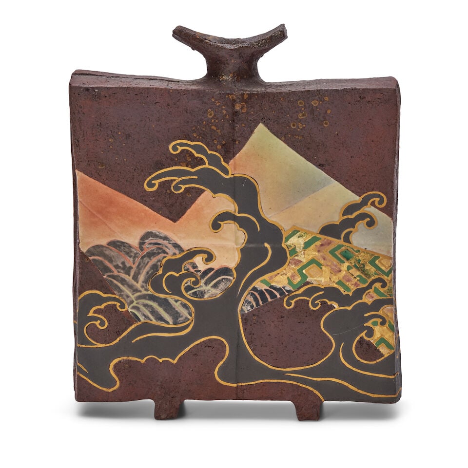 NAKAMURA TAKUO 中村卓夫 (B.1945) A Stoneware Henko (Flat-Sided 'Pilgrim'...: NAKAMURA TAKUO 中村卓夫 (B.1945) A Stoneware Henko (Flat-Sided 'Pilgrim' Bottle) Heisei era (1989-2019), early 20th century The flat-sided bottle supported on two feet and with