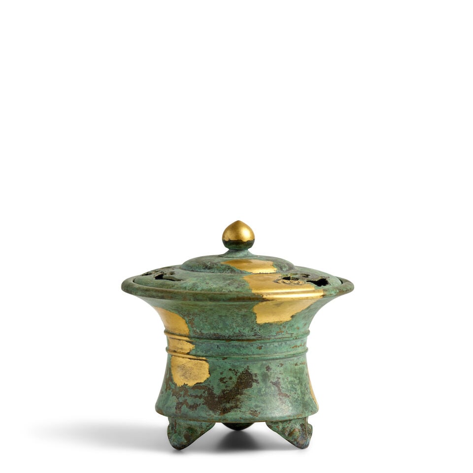 HATA ZŌROKU IV 四世秦蔵六 (1898-1984) A Gilt-Lacquered Tripod... (1 of 4)