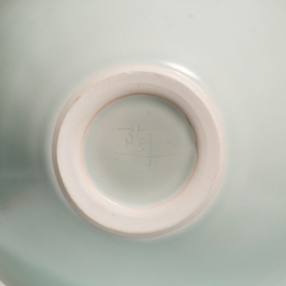 FUKAMI SUEHARU 深見陶治 (B.1947) A Seihakuji (Blue White Porcelain) Vase... - 2