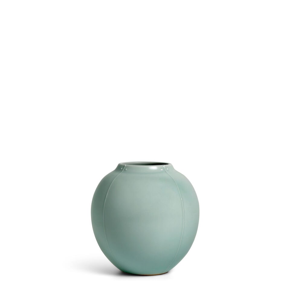 FUKAMI SUEHARU 深見陶治 (B.1947) A Seihakuji (Blue-White Porcelain) Vase...: FUKAMI SUEHARU 深見陶治 (B.1947) A Seihakuji (Blue-White Porcelain) Vase Showa era (1926-1989), 1970s/80s The nearly globular vase with four vertical linear ridges in relief fr