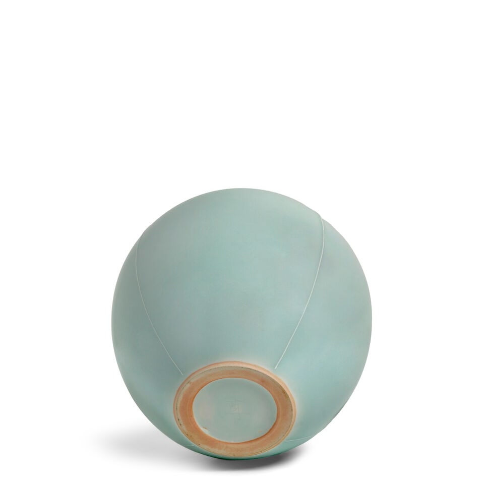 FUKAMI SUEHARU 深見陶治 (B.1947) A Seihakuji (Blue-White Porcelain) Vase... - 2