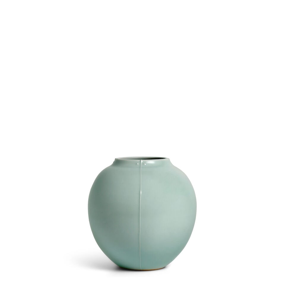 FUKAMI SUEHARU 深見陶治 (B.1947) A Seihakuji (Blue-White Porcelain) Vase... - 3
