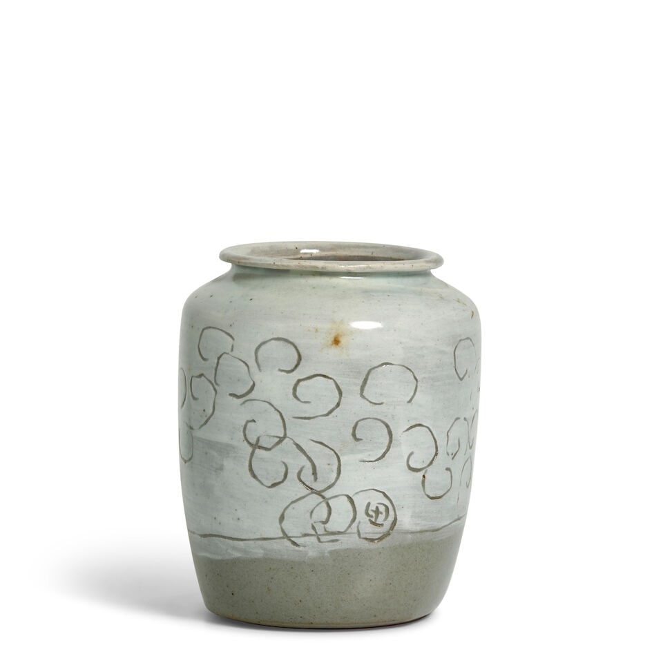 KIM YIK-YOUNG 김익영 (B.1935) A Vase with White Slip and Floral Decoration Rep... - 3