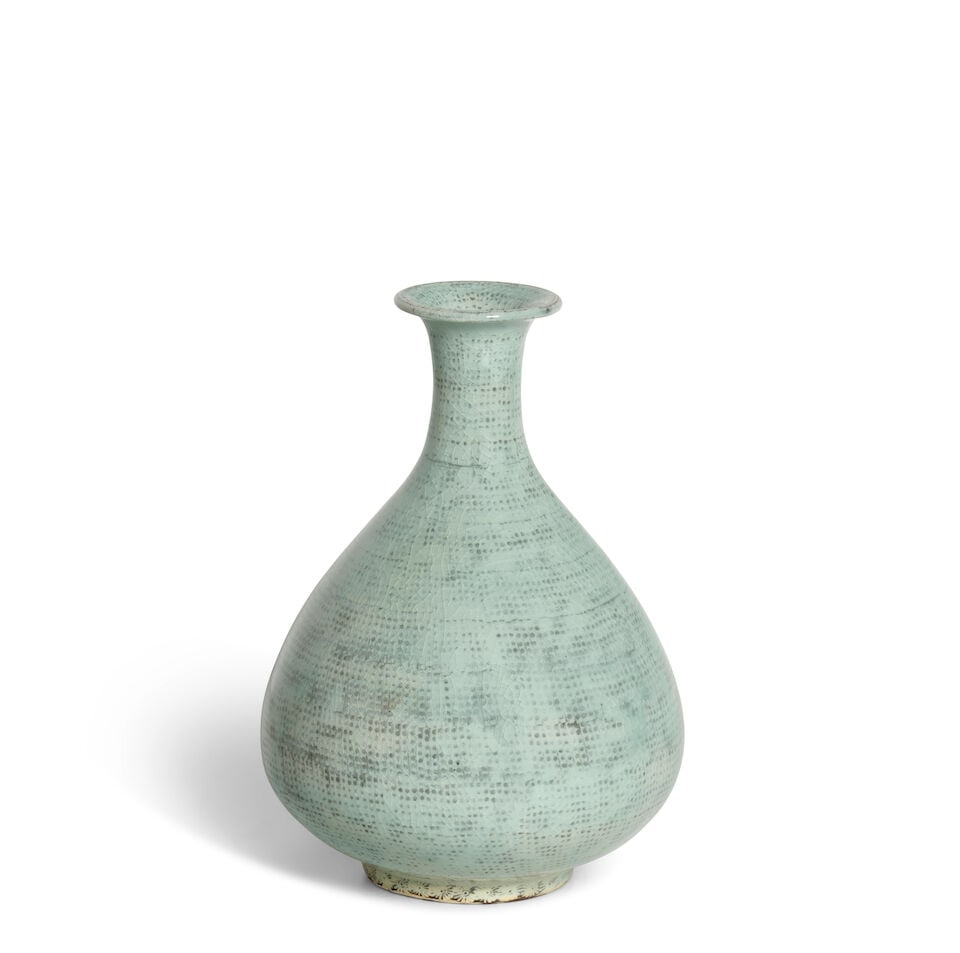 PARK YOUNG-SOOK 박영숙 (B.1947) A White Slip Glaze Bottle Vase Republic period... - 2