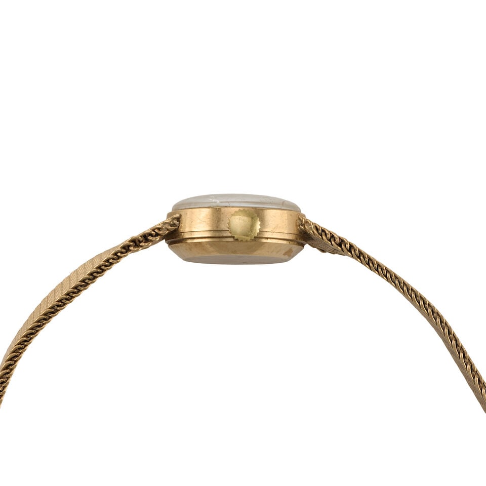 Longines. A lady's 9K gold automatic calendar bracelet watch (AF) London Hallmark for 1979 - 2