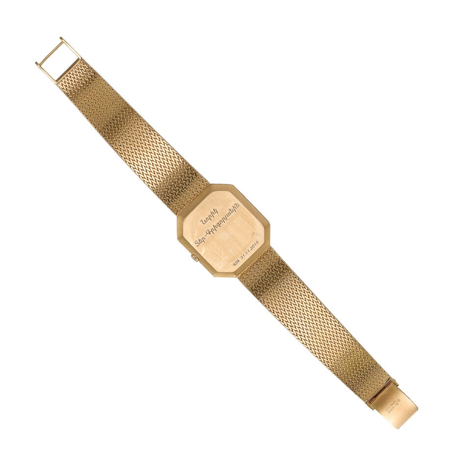 Patek Philippe. An 18K gold quartz bracelet watch Ref: 3853/3, Circa 1990 - 3