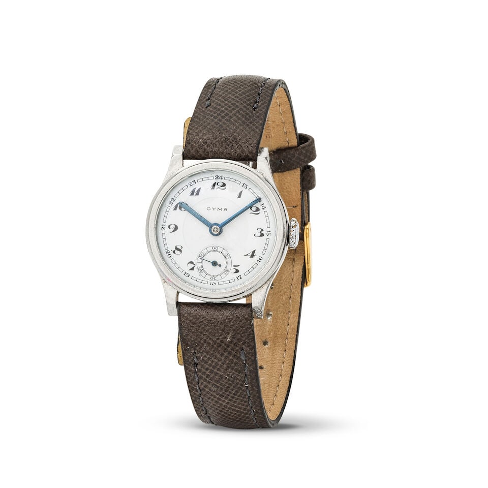 Cyma. A lady's metal and steel manual wind wristwatch Cyma. Montre bracelet de dame en metal et ...: Cyma. A lady's metal and steel manual wind wristwatch Cyma. Montre bracelet de dame en metal et acier mouvement mécanique Date: Circa 1950 Movement: Jewelled manual wind, No.835567 Dial: White,