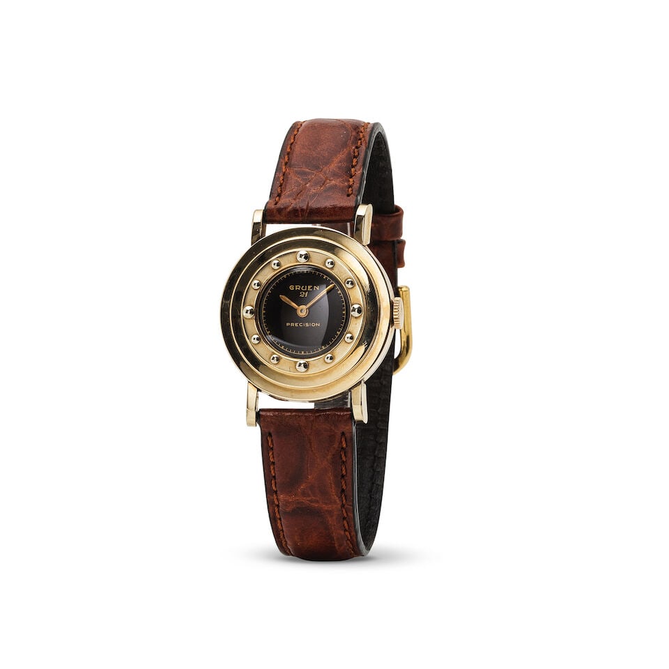 Gruen. A gold plated manual wind wristwatch Gruen. Montre bracelet en plaqué or mouvement m...: Gruen. A gold plated manual wind wristwatch Gruen. Montre bracelet en plaqué or mouvement mécanique Date: Circa 1950 Movement: 21-jewel Cal.335 manual wind Dial: Black, signed Case:
