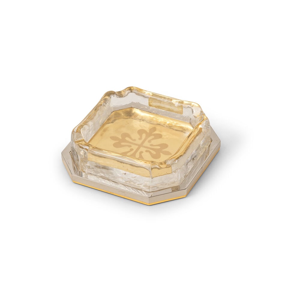 Patek Philippe. Two part ashtray, metal and glass Patek Philippe. Cendrier en deux parties, meta...: Patek Philippe. Two part ashtray, metal and glass Patek Philippe. Cendrier en deux parties, metal et verre 10cm x 10cm Good condition This lot is subject to the following lot symbols: Ω Ω V