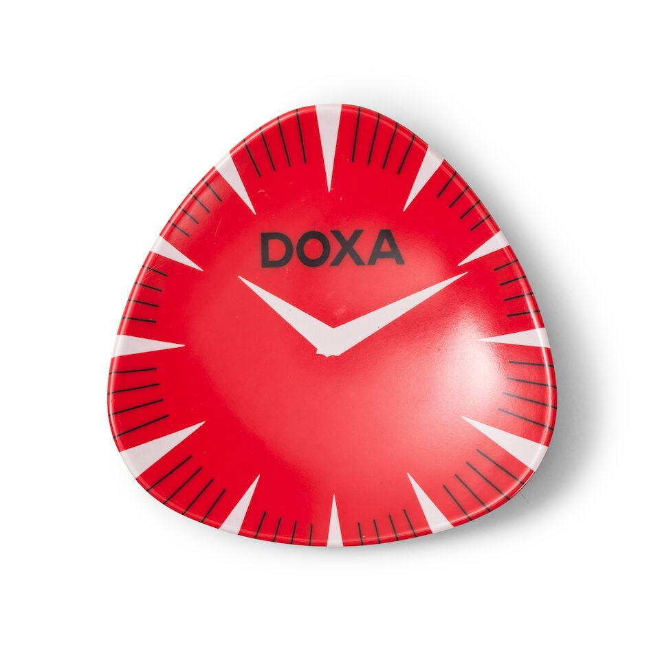 Doxa. Triangular red plastic ashtray Doxa. Cendrier triangulaire rouge en plastique: Doxa. Triangular red plastic ashtray Doxa. Cendrier triangulaire rouge en plastique 13cm x 13cm Good condition This lot is subject to the following lot symbols: Ω Ω VAT on imported