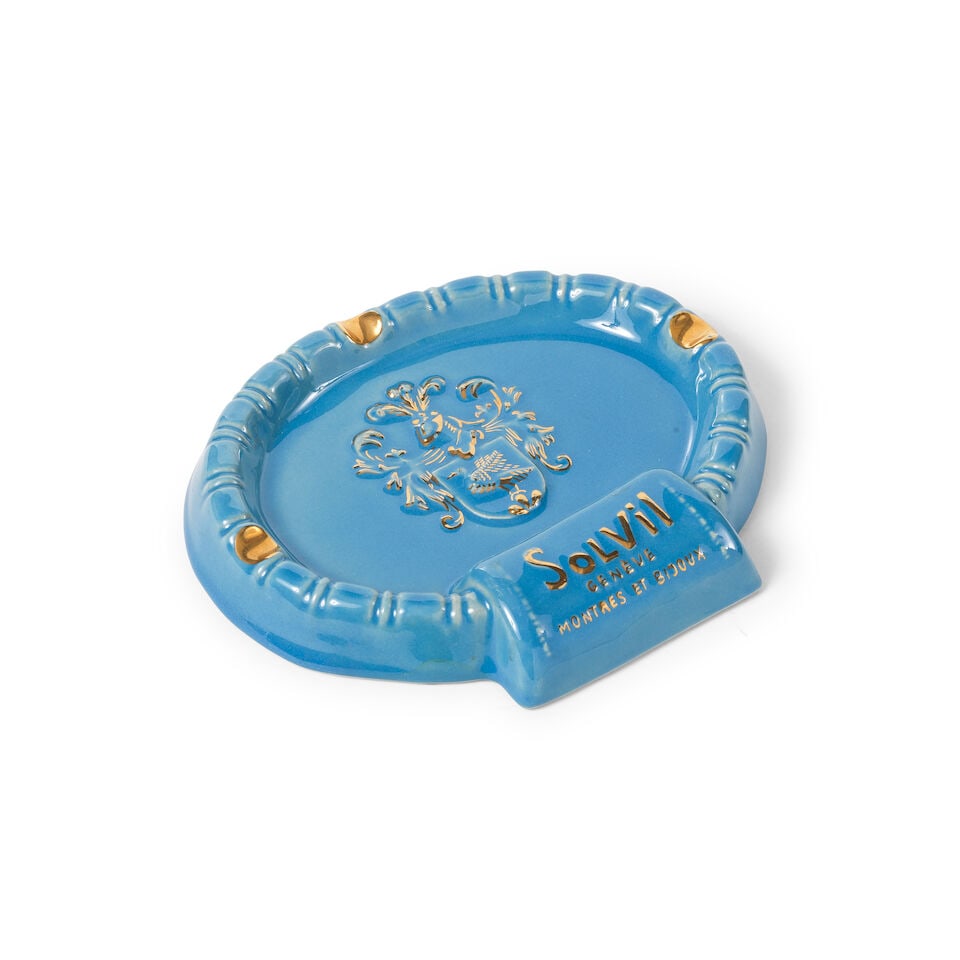 Solvil. Oval blue glazed ceramic ashtray Solvil. Cendrier bleu oval en ceramique émaillé: Solvil. Oval blue glazed ceramic ashtray Solvil. Cendrier bleu oval en ceramique émaillé 17cm x 14cm Good condition This lot is subject to the following lot symbols: Ω Ω VAT on