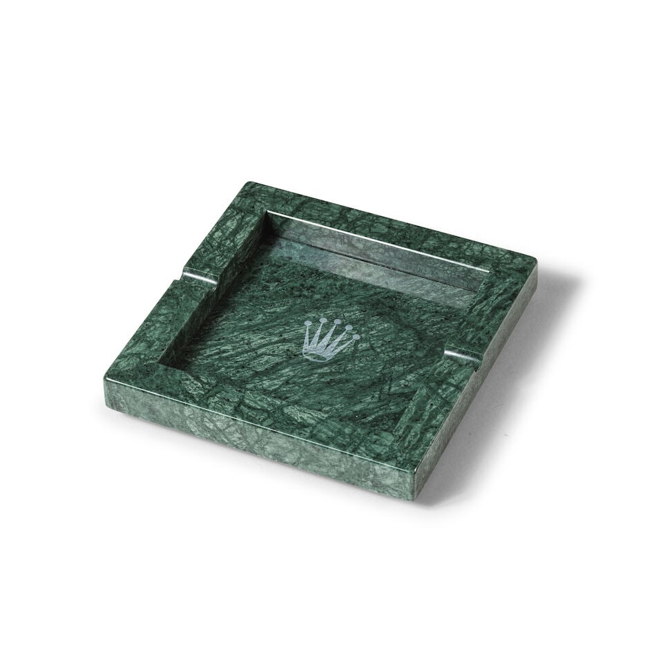Rolex. A large green marble ashtray Rolex. Grand cendrier en marbre vert: Rolex. A large green marble ashtray Rolex. Grand cendrier en marbre vert 16cm x 16cm Brand new This lot is subject to the following lot symbols: Ω Ω VAT on imported items at the prevailing r