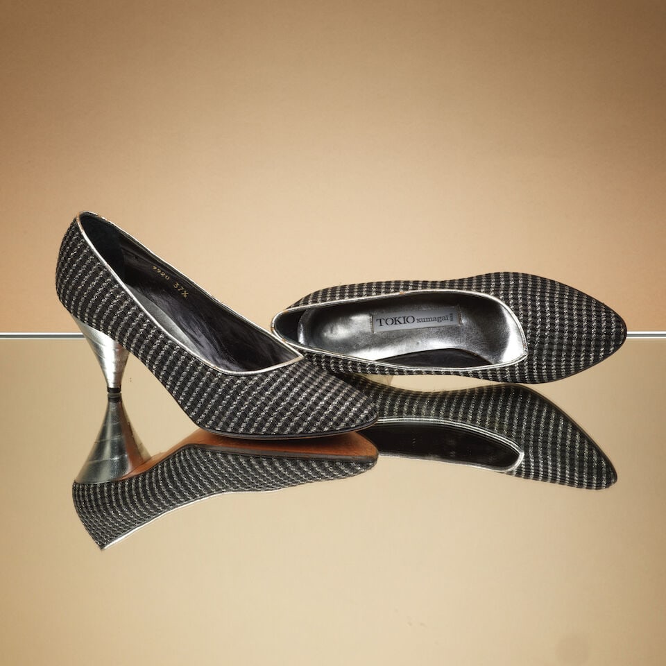 Tokio Kumagaï, circa 1985. Paire d'escarpins tissés argent et gris, talon spirale en c... (1 of 1)