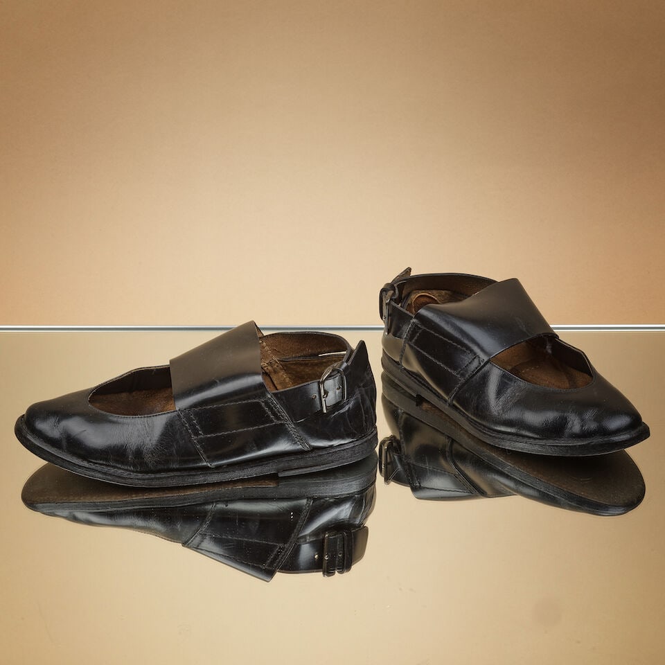 Yohji Yamamoto, circa 1990. Paire de ballerines ouvertes à larges brides en cuir noir. Yohj... (1 of 1)