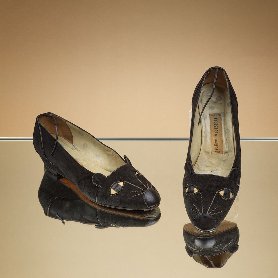 Tokio Kumagaï, circa 1986. Paire de mocassins souris en daim noir, petite semelle compens&#...: Tokio Kumagaï, circa 1986. Paire de mocassins souris en daim noir, petite semelle compensée.. Tokio Kumagai, circa 1986. A pair of black suede loafers in a mouse-grey shade, with a low