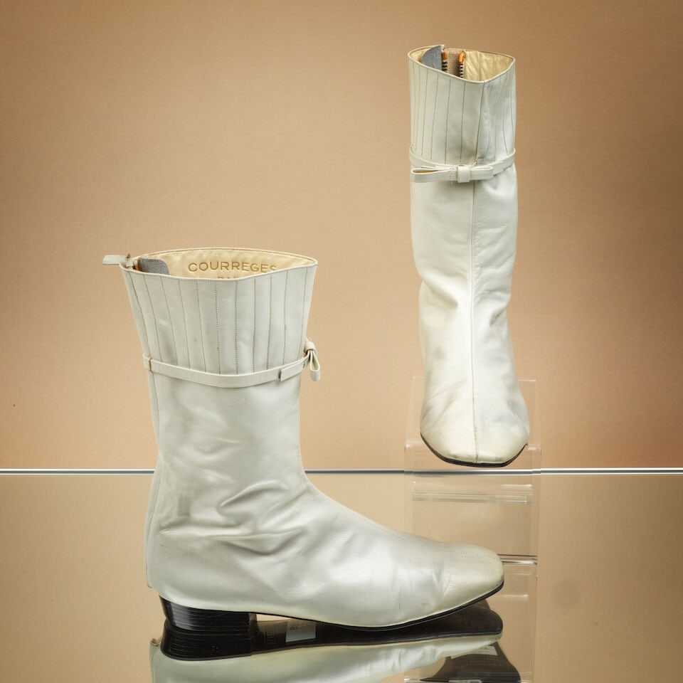 Courrèges, Printemps-Eté 1965. Iconique paire de bottines en cuir blanc, fermeture ...: Courrèges, Printemps-Eté 1965. Iconique paire de bottines en cuir blanc, fermeture à glissière et velcro. Courrèges, Printemps-ETé 1965. Iconic pair of white leather ankl